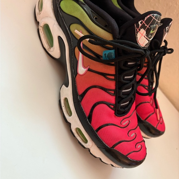 Nike Red and Green Sneakers with Iconic Design - Picture 11 of 16